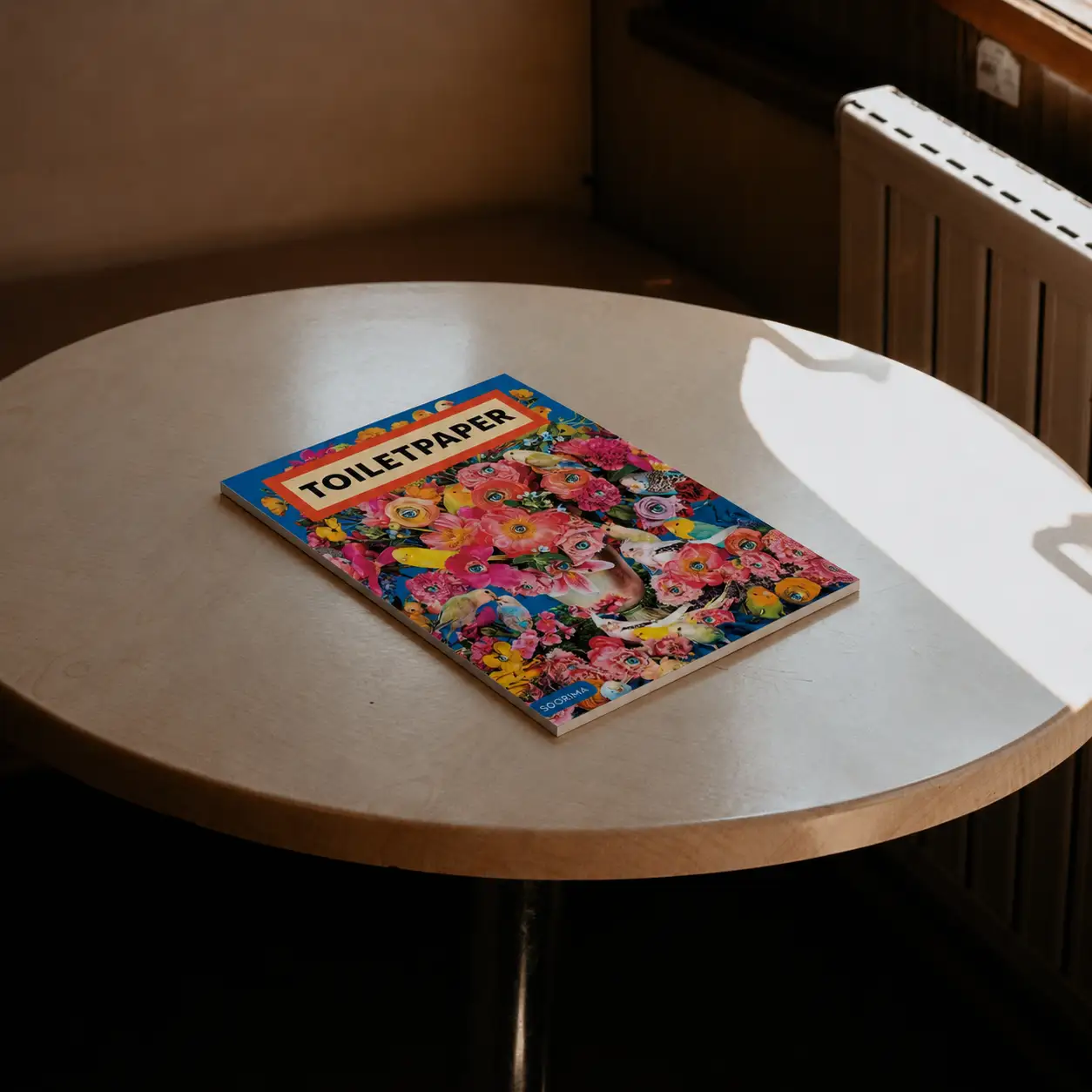 مجله دکوراتیو تویلت‌پیپر روی میز - ثوریما
