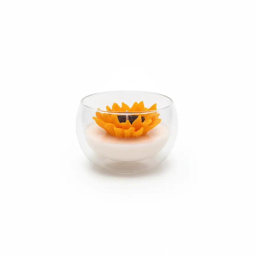 شمع طرح آفتابگردان ثوریما درون یک ظرف شیشه ای دوجداره با پایه کرمی. شمع آفتابگردون دارای گلبرگ‌های نارنجی روشن و مرکز سیاه است و در پس زمینه کاملاً سفید ایزوله شده است.